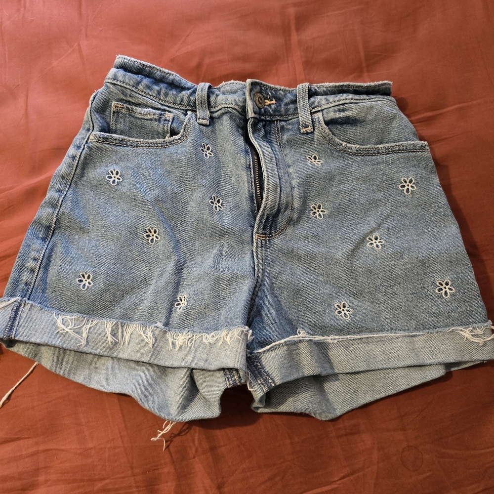 Embroidered HOLLISTER Curvy Ultra High-Rise Mom Short 3" Vintage Stretch